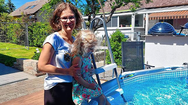 Ramona Kaiser freut sich, das sie für ihre Tochter Merle nun einen Platz im Schwimmkurs ergattert hat &ndash; nach zwei Jahren ...