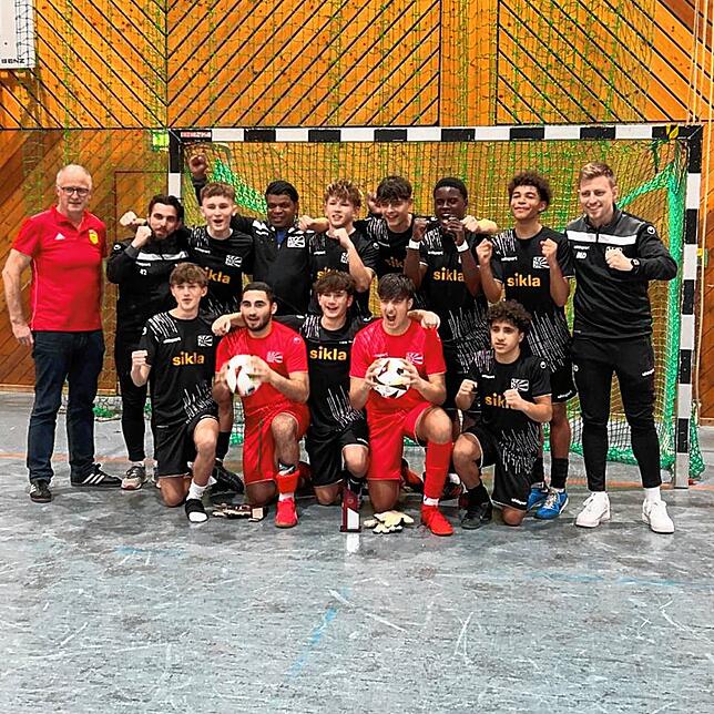 Mike Duffner jubelt mit seiner Mannschaft über den Turniersieg bei den B-Junioren.