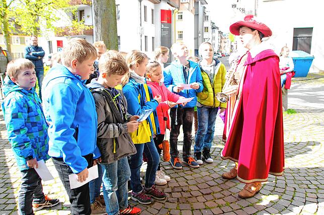 Melanie Bächle führt als Trompeter eine Gruppe Kinder durch die Stadt. Seit einigen Jahren werden Führungen speziell für Kinder angeboten.
