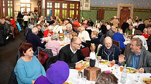 In der Vesperkirche kann man nicht nur gut essen, sondern auch ins Gespräch kommen. Vorn am Tisch sitzen (von links) Singens ...