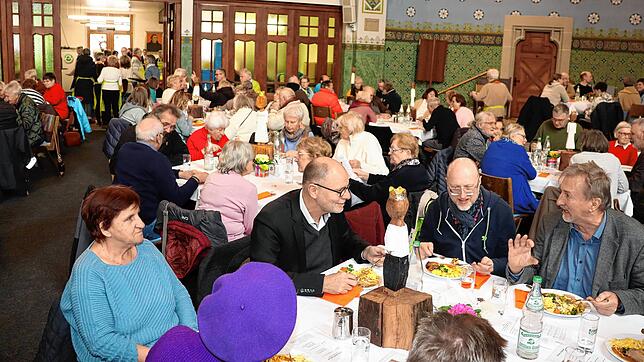 In der Vesperkirche kann man nicht nur gut essen, sondern auch ins Gespräch kommen. Vorn am Tisch sitzen (von links) Singens ...