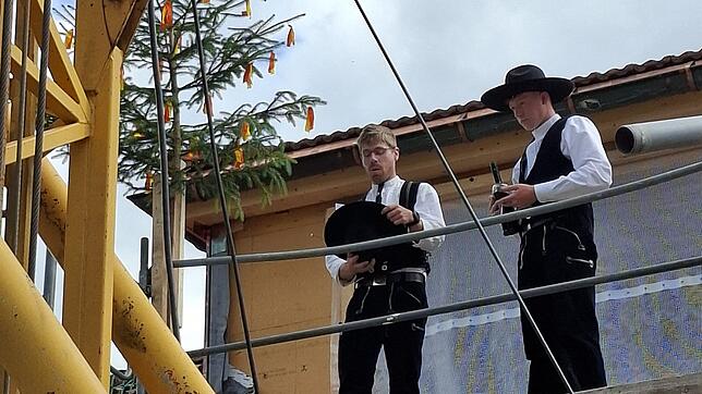 Zünftige Zimmermänner: Marco Ketterer und Urs Tolksdorf beim Aufstellen des Richtbaums. Fotos: Ina Klietz/Thomas Messerschmidt