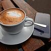 Für die Tasse Kaffee im Restaurant muss man mittlerweile ein Impf-, Genesenen- oder negativen Testnachweis, beispielsweise mit der ...