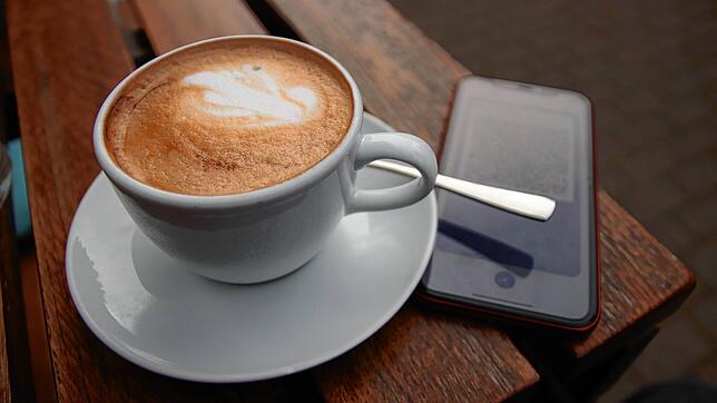 Für die Tasse Kaffee im Restaurant muss man mittlerweile ein Impf-, Genesenen- oder negativen Testnachweis, beispielsweise mit der ...