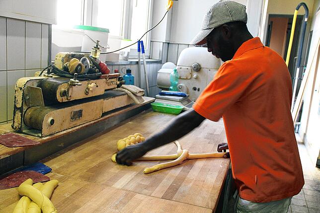 Abdoulie Camara hat in Gambia bei seinem Onkel das Bäckerhandwerk kennengelernt. Seine Ausbildung zum Bäcker absolviert er in der ...