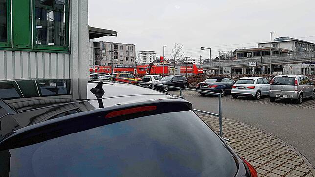 Parkplatz zwischen Bruder-Klaus-Straße und Bahnhof Petershausen in Konstanz. Hier übergab eine 61-Jährige aus dem Raum Markdorf mehrere ...