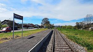 Der Bahnsteig in Göggingen ist fertig und wartet auf den ersten Zug.