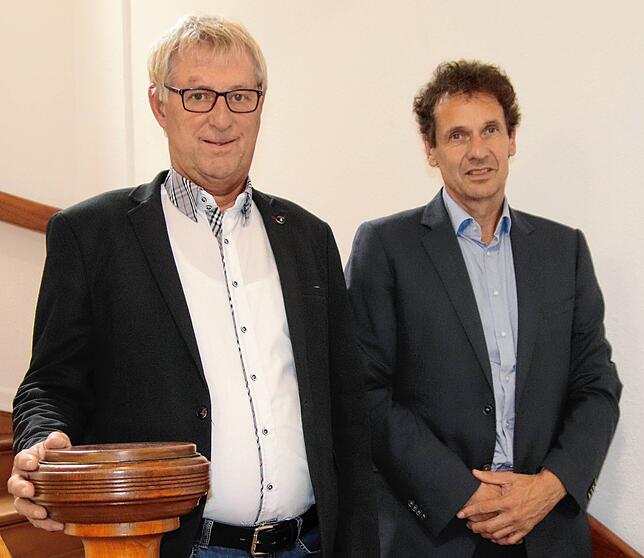 Der Dekan der Fakultät Wirtschaft, Gert Heinrich (links), mit Rektor Lars Meierling.