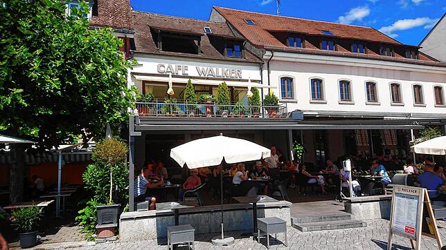 Das Café Walker heute: Vor wenigen Jahren wurden das Haus und die Front komplett saniert. Hierbei tauchte auch das originale Schild ...