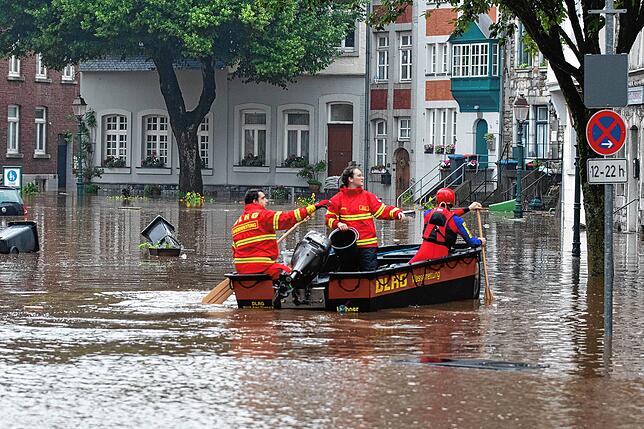 In Aachen ist ein Boot der Deutschen Lebens-Rettungs-Gesellschaft bei Hochwasser im Stadtteil Kornelimünster unterwegs.