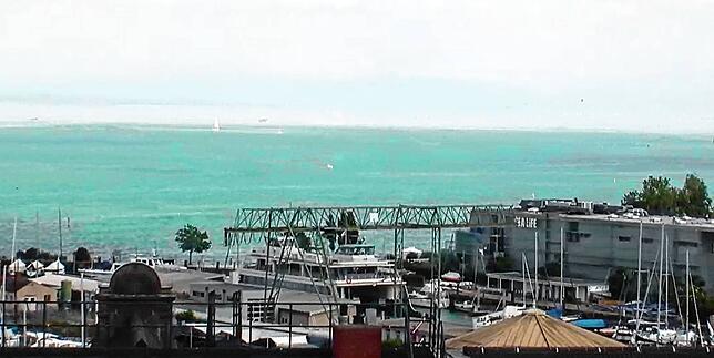 Wie die Webcam des Hotels Viva Sky zeigt, wurde die Fontainebleau am Donnerstag, 15. Juni, vorübergehend im BSB-Hafen neben dem ...