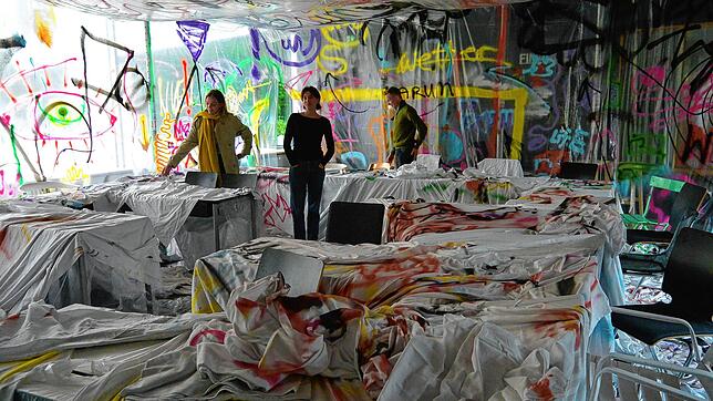 Den Seminarraum 108 in der Zeppelin Universität hat ein Künstler zum &bdquo;Plastikraum&ldquo; umgebaut, wenn Richard Reichel, Jil ...