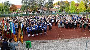 Rund 350 Musikerinnen und Musiker aus zehn Kapellen boten anlässlich der Feier des 90-jährigen Bestehens der Musikkapelle von Sentenhart ...