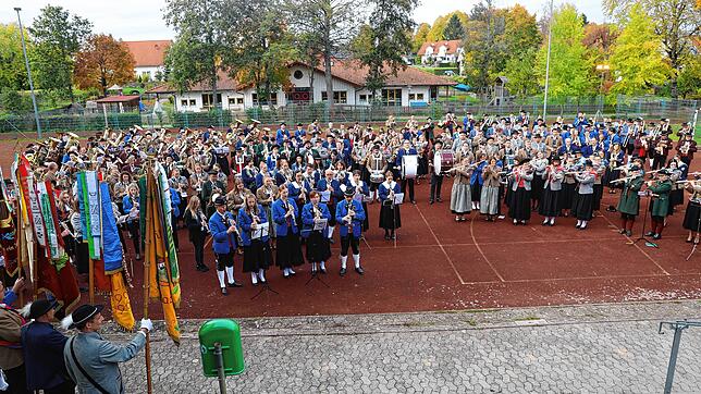 Rund 350 Musikerinnen und Musiker aus zehn Kapellen boten anlässlich der Feier des 90-jährigen Bestehens der Musikkapelle von Sentenhart ...