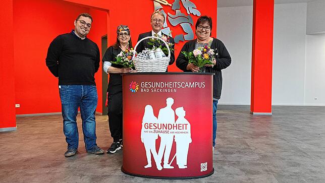 Gesundheitscampus-Geschäftsführer Fabio Jenisch (links) zusammen mit seinen ersten drei Mietern (von links): Ligia Müller, ...