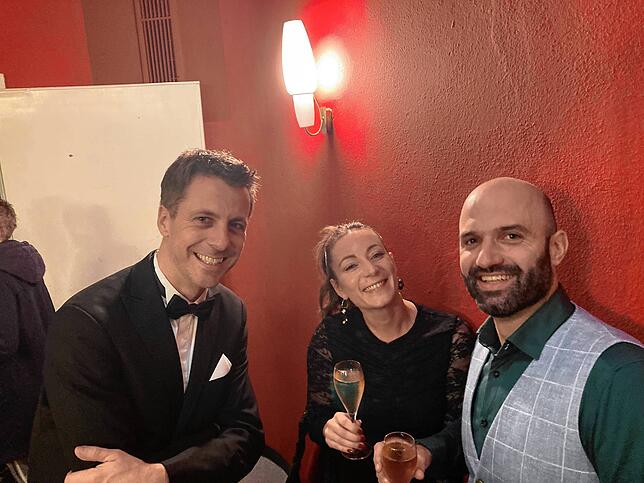 Bild 2: Gute Laune bei der Premiere des Musical-Karussells im Gloria-Theater