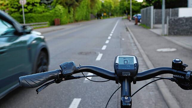 Auf Fahrradschutzstreifen, wie hier auf der Bodenseestraße in Stefansfeld, sollen Radler sicherer auf der Straße unterwegs sein. ...