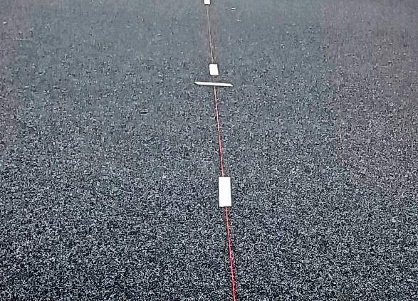 Minuten nach dem Unfall: Eine Angehörige fotografiert die Lage an der Unfallstelle. Die Schnüre verlaufen offen am Boden.