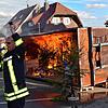 Das Zimmer steht in Flammen, die Feuerwehr ist auf dem Weg.
