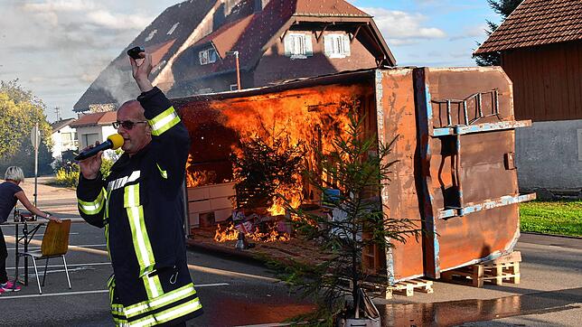 Das Zimmer steht in Flammen, die Feuerwehr ist auf dem Weg.