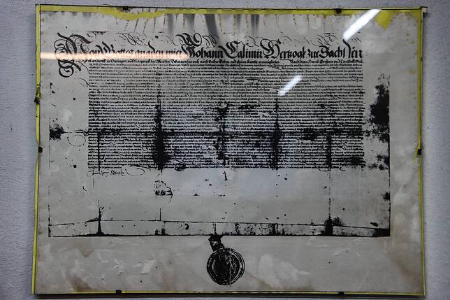 Eine Kopie der Urkunde, dass seine Vorfahren 1597 eine Glashütte am Lauscherbach in Thüringen errichten dürfen.