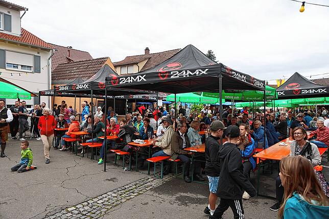 Bild 18: Frühschoppen und Flohmarkt locken die Besucher – so endet das Dingelsdorfer Herbstfest 2024