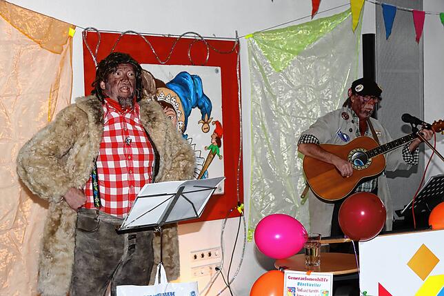 Randstoablärer Oliver Geib und Harald Kroggel begeistern in Mönchweiler mit ihren Liedern aus dem Leben und der Nachbarstadt.