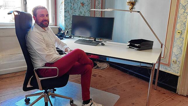 Arbeiten in historischer Kulisse: Patentanwalt Frank Eichelhardt in einem Zimmer mit Vogeltapete. Diese ist laut Eigentümer Alexander ...