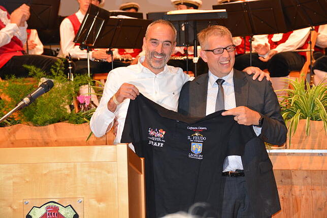 Federico Francadelli, Leiter der Cavalieri di Santa Fina, überreichte Bürgermeister Robert Scherer (rechts) ein T-Shirt der Musiker. ...