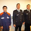 Stefan Band (rechts), Chef der Blumberger Feuerwehr, ernennt Martin Fleischer (Mitte), zum Oberlöschmeister. Thomas Müller erhält die ...