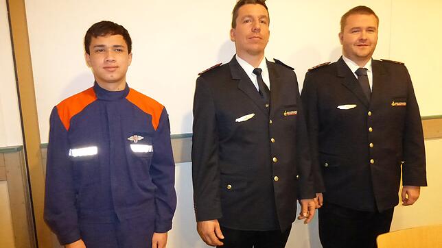 Stefan Band (rechts), Chef der Blumberger Feuerwehr, ernennt Martin Fleischer (Mitte), zum Oberlöschmeister. Thomas Müller erhält die ...