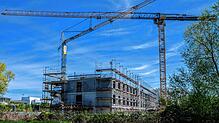 Auf der Baustelle zwischen Reichenau- und Line-Eid-Straße herrscht trotz der Corona-Krise reges Treiben. Der neue Investor lässt gerade ...