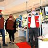 In gebührendem Corona-Sicherheitsabstand und mit Wiebel-Masken ausgestattet, präsentieren Bernd und Tochter Corinna Stockburger (von ...