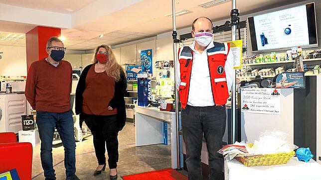 In gebührendem Corona-Sicherheitsabstand und mit Wiebel-Masken ausgestattet, präsentieren Bernd und Tochter Corinna Stockburger (von ...