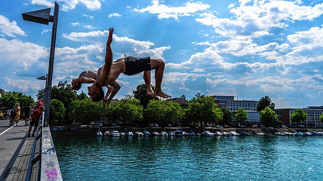 Von der Fahrradbrücke zu springen gehört in Konstanz zum Sommer dazu.