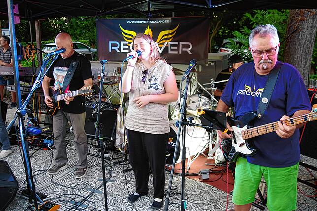 An der Seebar am Konzertsegel spielte die Musikgruppe Recover.