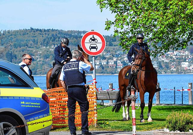 Zwischendurch finden immer wieder kurze Treffen mit Kollegen vom Polizeiposten Bodman-Ludwigshafen statt. Hier bei der historischen ...