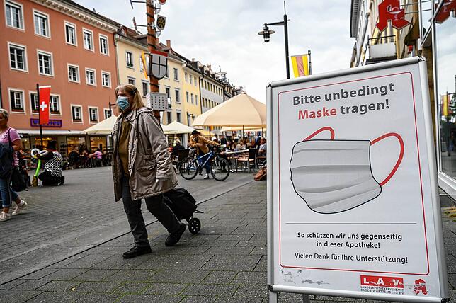 Da die Schweizer keine Maskenpflicht haben, weisen Konstanzer Geschäfte auf die deutsche Regelung hin.