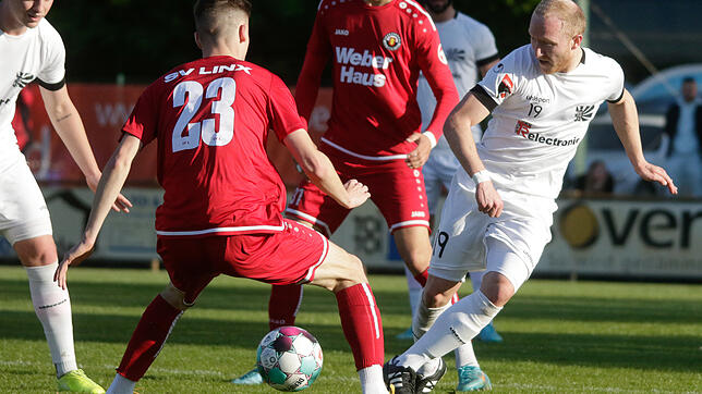 Durch die Beine: Bedrängt vom Linxer Ryan Hertich (Nummer 23) findet der Villinger Daniel Wehrle die Lücke zum Abspiel.