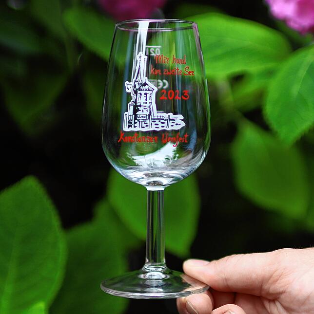 Das Glas für das Weinfest 2023 hat in diesem Jahr mit einem besonderen Schriftzug auf. „Mir hond kon zweite See“, ist darauf ...