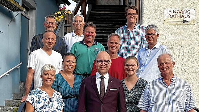 Der neue Sipplinger Gemeinderat: (vorn, von links) Caroline Fruchtzweig, Melissa Staiger-Nkabou, Bürgermeister Oliver Gortat, Michelle ...