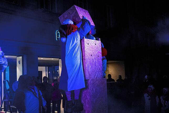 Bild 16: Endlich Fasnet: Glonkis stellen ihre Brunnenfigur auf und eröffnen die Fasnet
