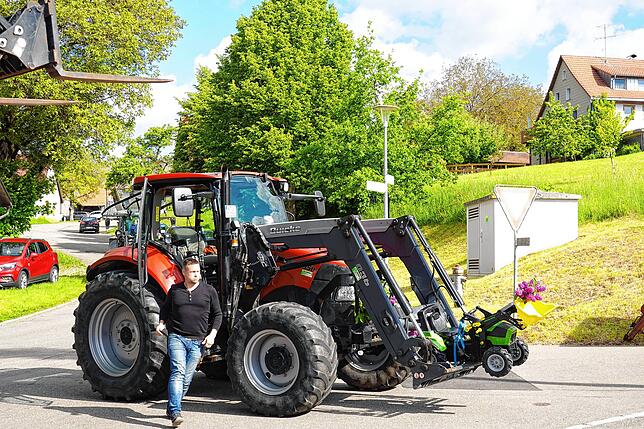 Bild 6: Die Plätze waren im Nu belegt – großes Gedränge beim Traktorenfest in Rotzingen