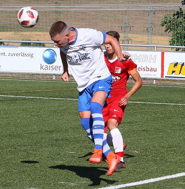 Kämpfertyp: Nick Henke (vorn) im Spiel des SV Weil II beim FC RW Weilheim in Aktion.