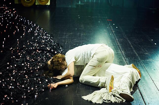 Woyzeck (Sylvana Krappatsch) am Boden mit Marie (Paula Skroupa).