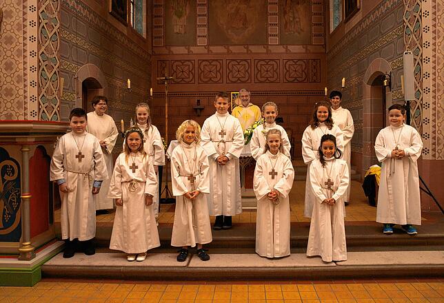 Exakt sechs Monate nach dem ursprünglichen Termin haben zehn Kinder in der St. Andreas Kirche in Oberlauchringen von Pater Bernhard ihre ...