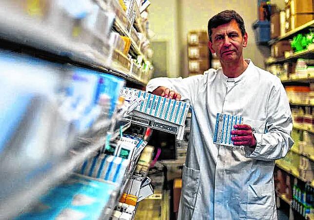 Leiter der Krankenhausapotheke Peter Buchal am Arzneimittelschrank.