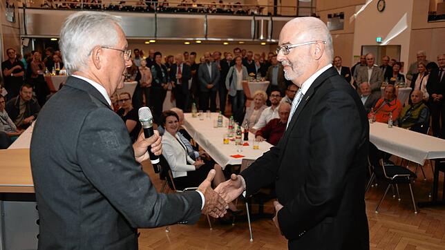 Der Abend der letzten Bürgermeisterwahl: Am 24. September 2017 gratulierte Bürgermeisterstellvertreter Werner Gaiser (links) Rainer ...