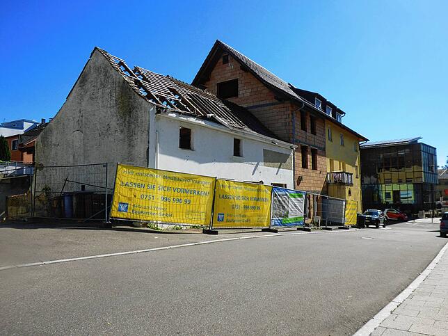 Das Haus Biberacherhofstraße 2 (vorne) zu Beginn der Abbrucharbeiten im Herbst 2019. Auf diesem Foto sieht man deutlich, dass es mit dem ...