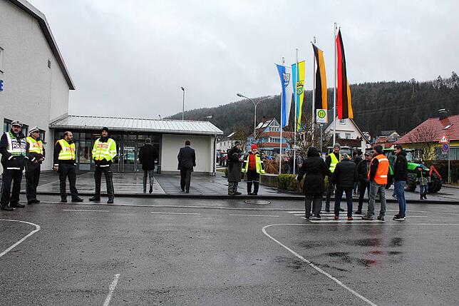 Ein Polizeiaufgebot verfolgt und überwacht die Protestaktion der Landwirte in Immendingen.